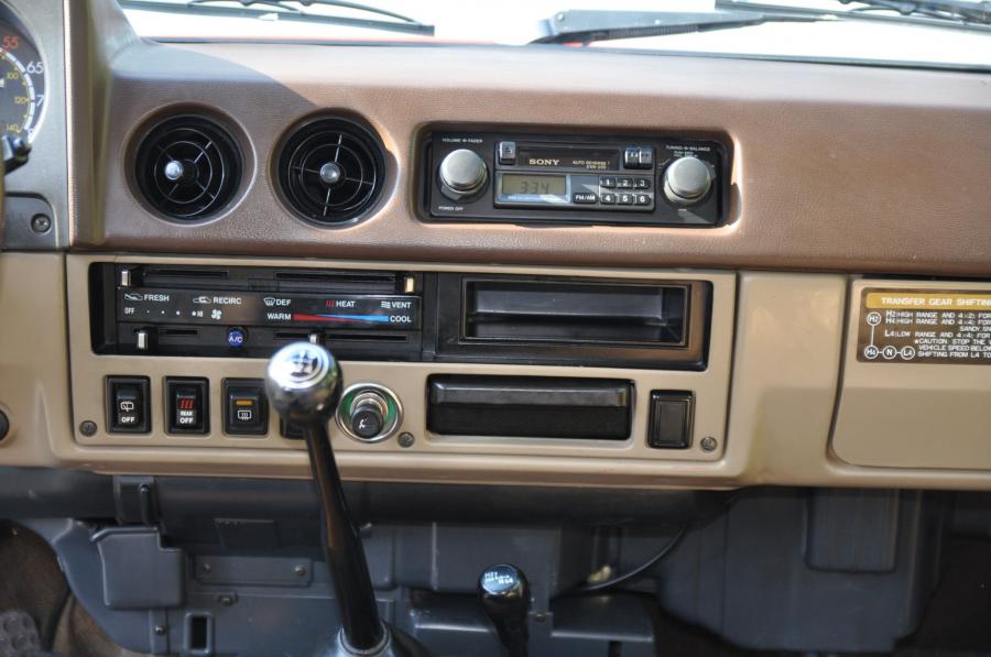 Детали интерьера Toyota Land Cruiser 60 (FJ60) 1984 года  (NA) (фото 138 из 251)